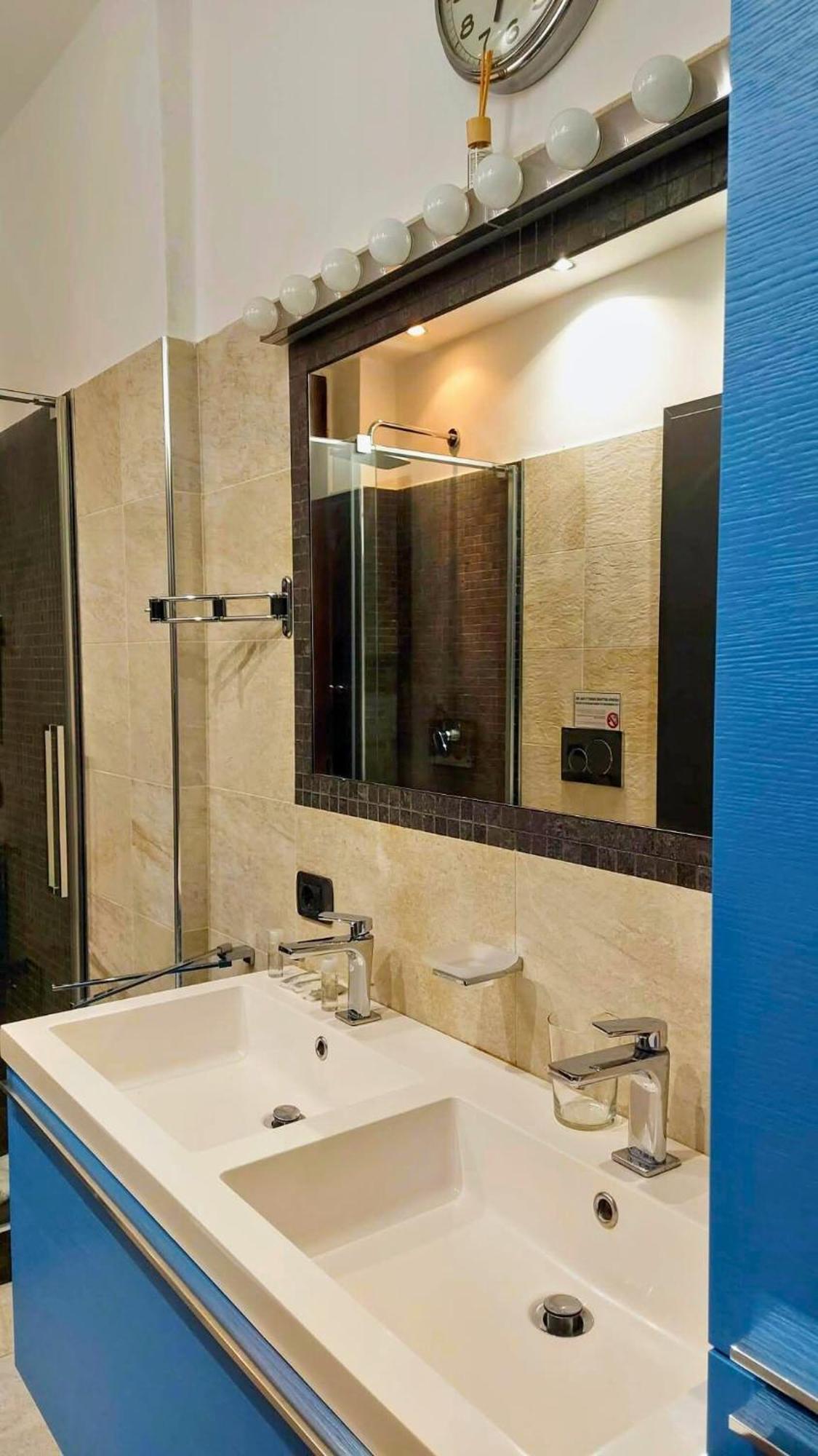 Vfh Stylish Boutique Apartment-City Center Milan Bagian luar foto